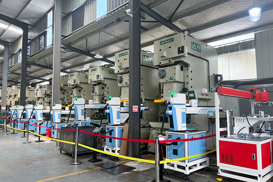 La primera línea de estampado de transferencia con robots comienza la producción de volumen