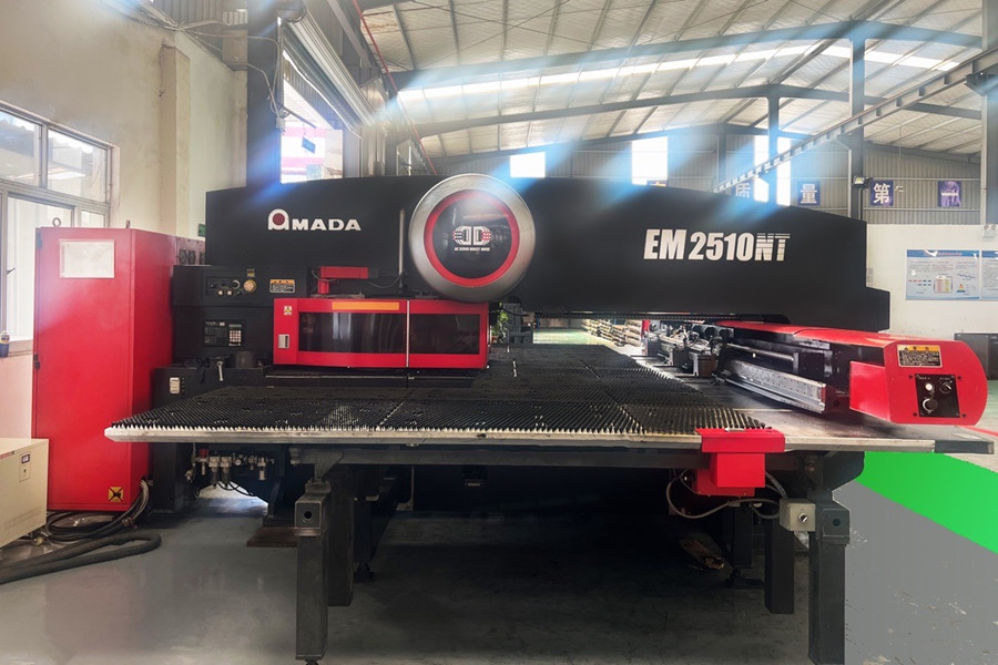 La máquina de puñetazo numérico de Amada funciona a plena capacidad para componentes de carga EV